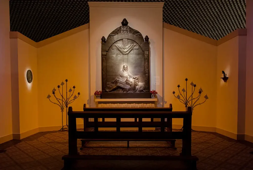 Exposição "João Turin: Vida, Obra, Arte" completa 10 anos, consagrada como a mais visitada na história do Museu Oscar Niemeyer