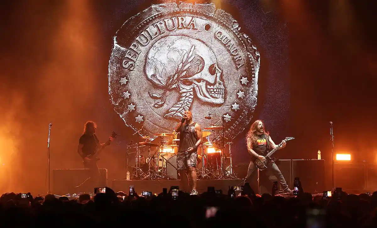 Sepultura em Curitiba com a tour “Celebrando a Vida Através da Morte”
