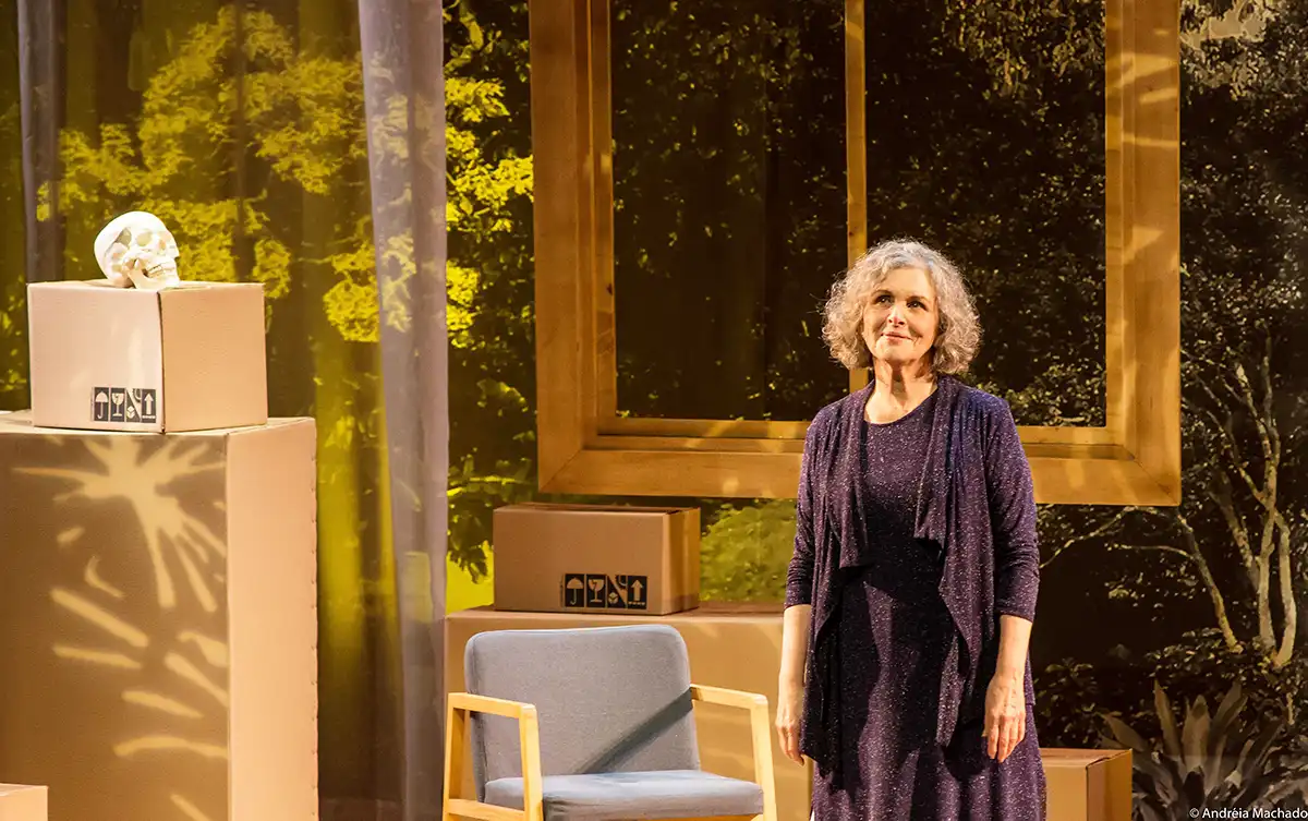 Irene Ravache traz para Curitiba neste fim de semana o seu premiado espetáculo “Alma Despejada”