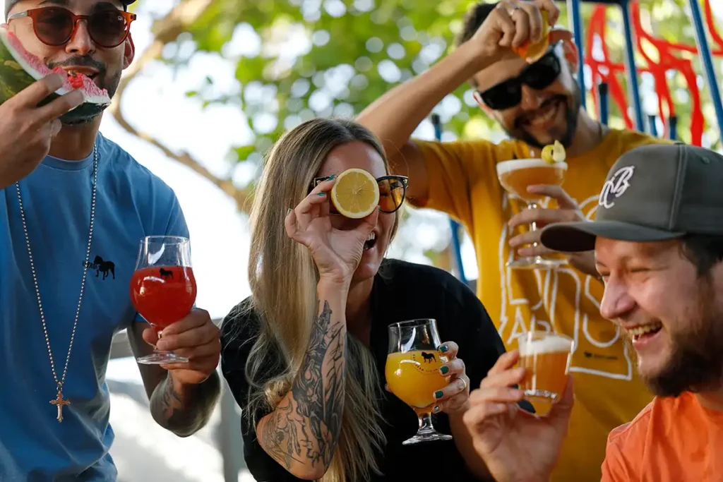 Bares de Curitiba promovem Festival de Sour com rótulos com manga, pitaya, caju e até cupuaçu