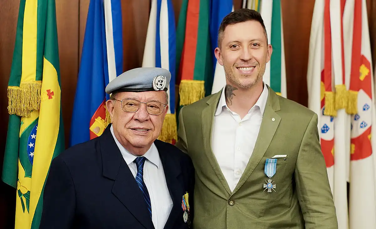 Pedro Fontoura, biólogo curitibano que trabalha com adestramento positivo de animais, é homenageado em evento nacional