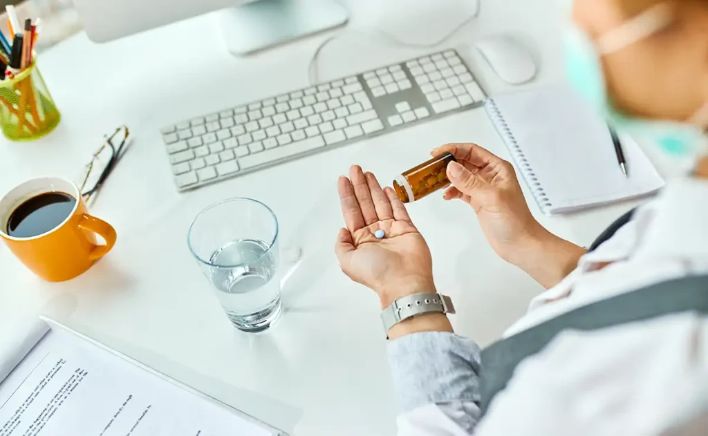 Água, café, suco ou refrigerante: como você toma medicamentos pode interferir na eficácia