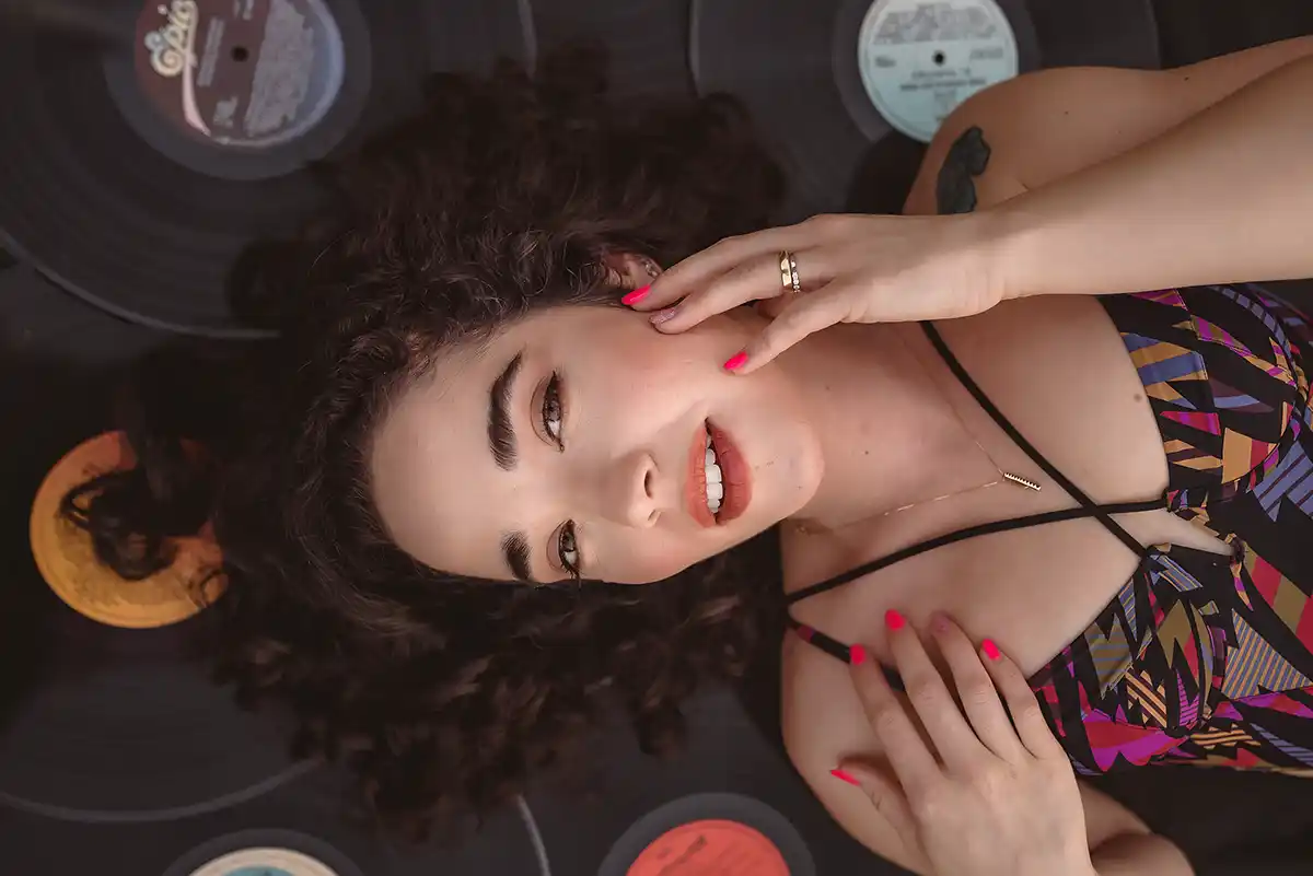 Música de Gi Beluca, cantora curitibana, retrata cenário cada vez mais comum no Brasil: assaltos seguidos de violência física