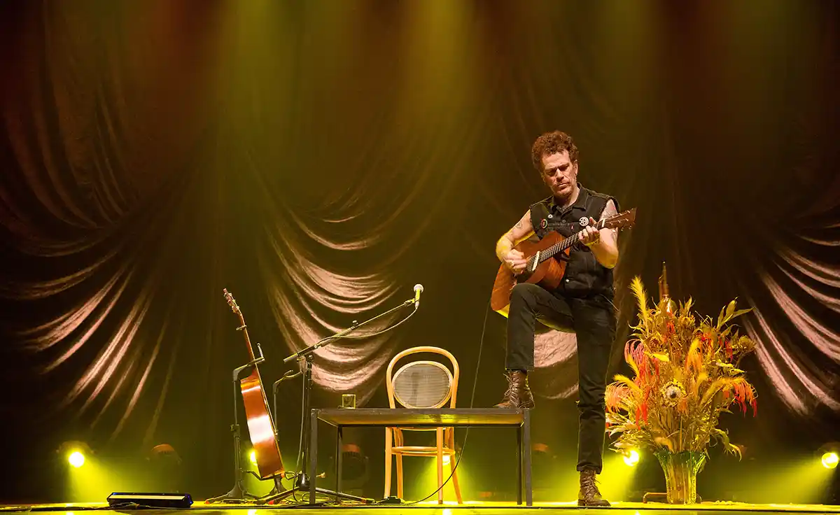 Nando Reis vem a Curitiba com sua versão acústica