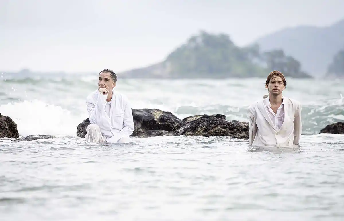 Arnaldo Antunes e Vitor Araújo apresentam show “Lágrimas no Mar” no Guairão