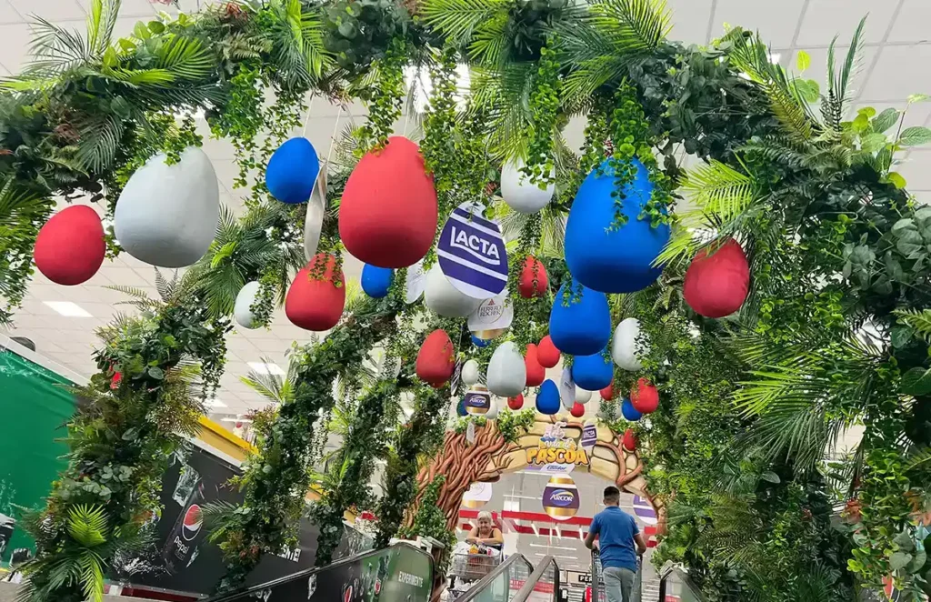 Condor Nilo Peçanha monta Vila de Páscoa com espaço instagramável e lúdico