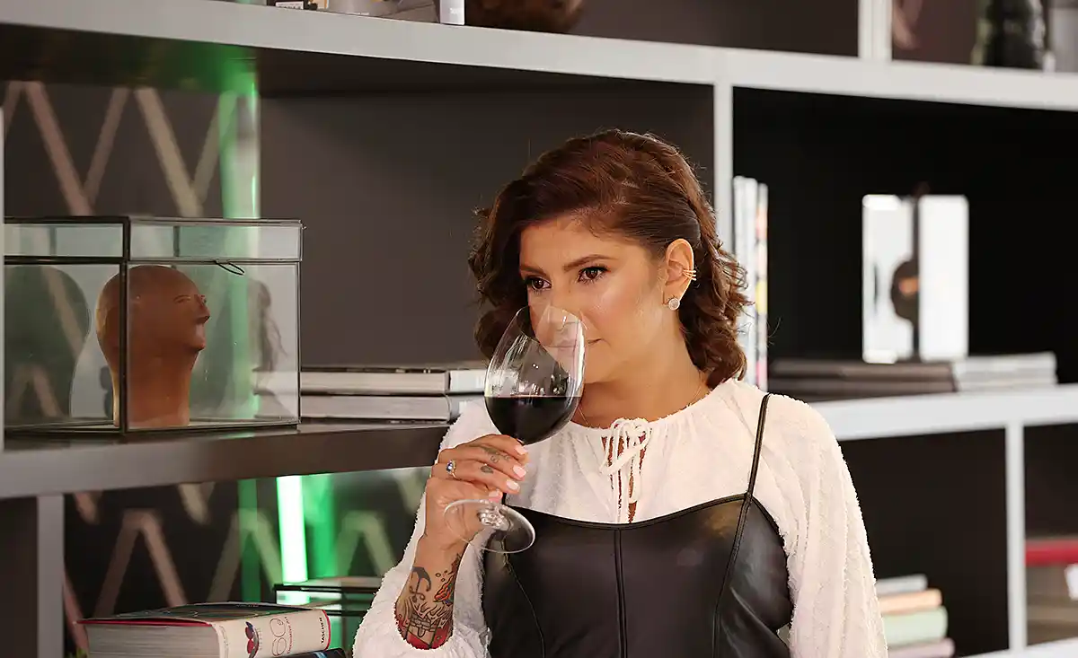 Sommelière Juli Rodrigues assume comando do wine & cocktail bar Five Lounge do NH Hotel Curitiba