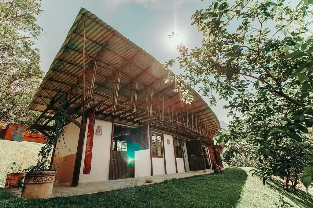 Ekôa Park promove curso de construção ecológica com terra crua e oficina de tintas naturais