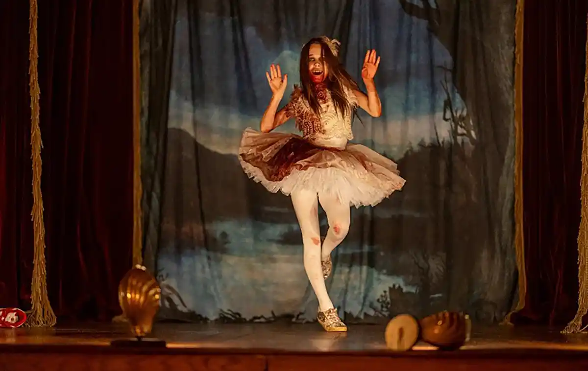 “Todo mundo vai se sentir mal por essa menina doce… mas ela é muito mais do que isso”, afirma Alisha Weir sobre Abigail