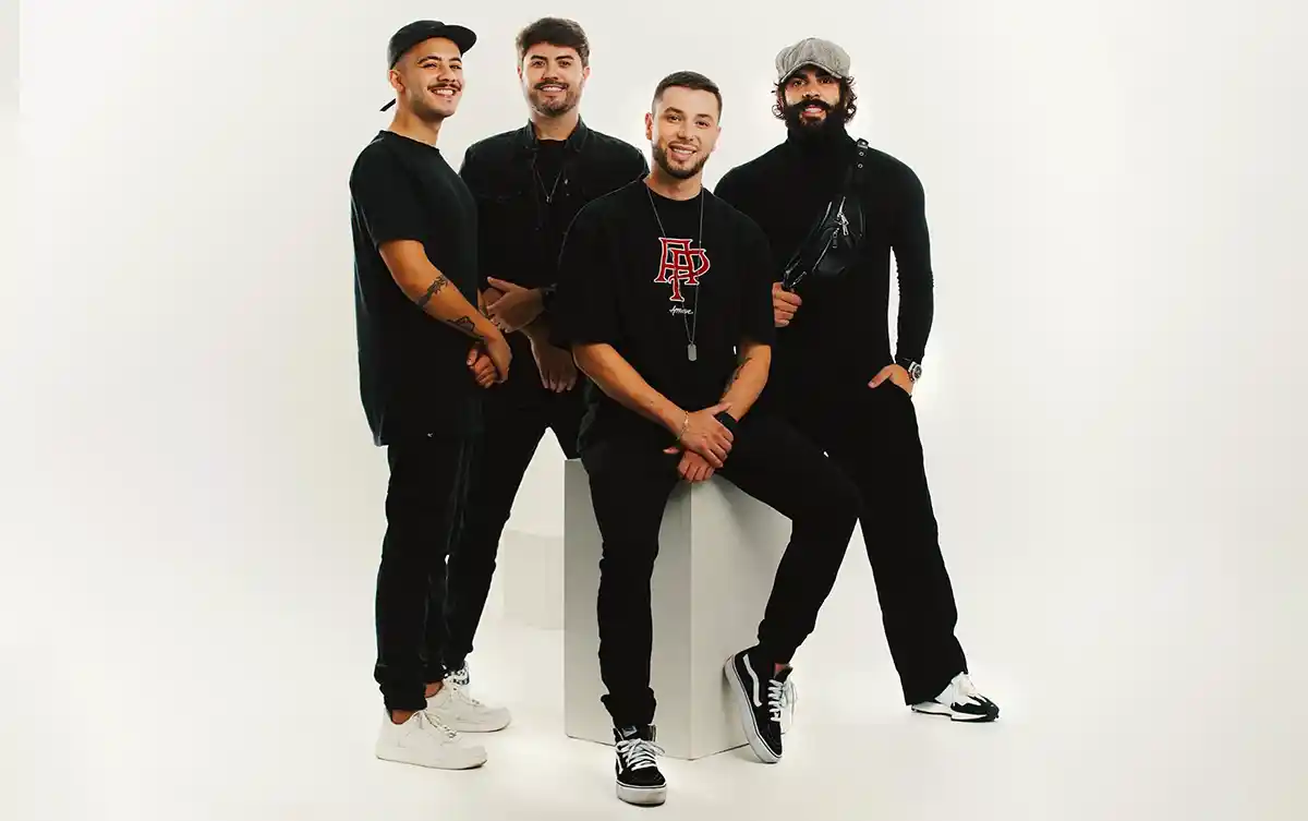 “Makinada Sunset” no +55 marca um novo capítulo na história do grupo mais carismático de Curitiba