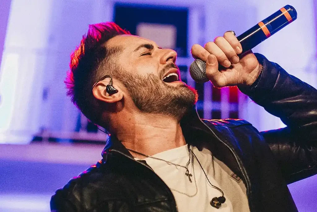 Maior preparador vocal do Brasil volta atrás e elogia cantor curitibano Rafa Maya após críticas