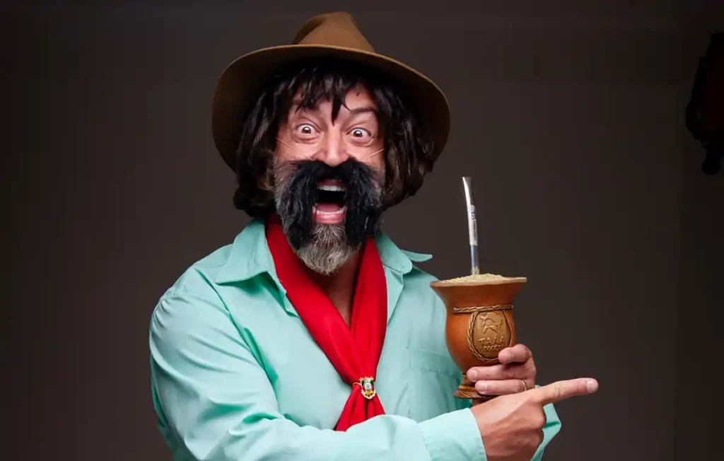 Cris Pereira apresenta no Guairão o espetáculo de humor "Gaudêncio em Busca do Piá Raiz"