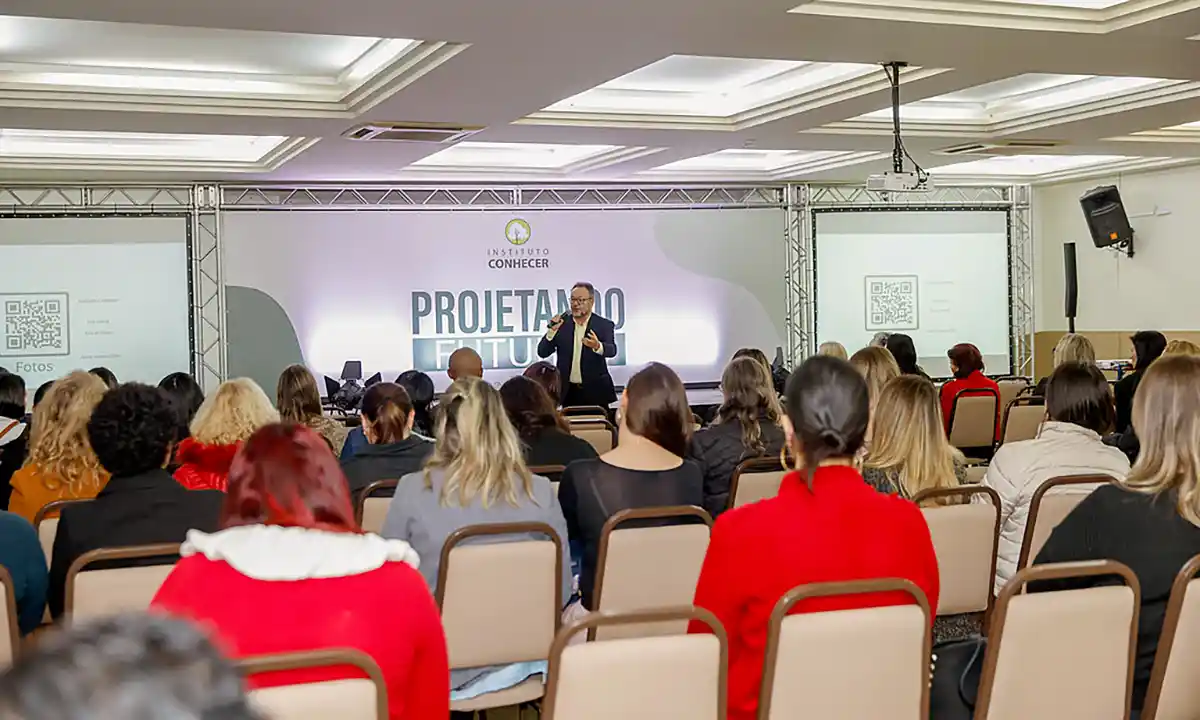 Inteligência Artificial e a avaliação na Educação são temas de destaque em curso para gestores escolares