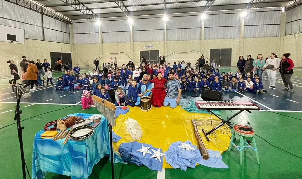 Programa Guritiba inicia suas ações levando atrações para as escolas de Quatro Barras Programa Guritiba inicia suas ações levando atrações para as escolas de Quatro Barras
