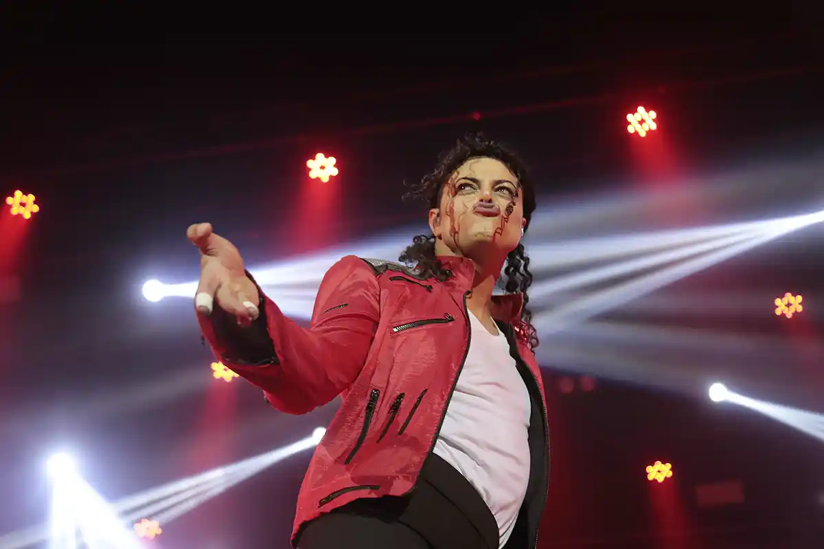Rodrigo Teaser homenageia Michael Jackson em Curitiba