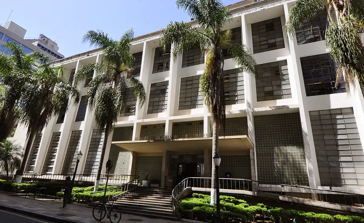 Biblioteca Pública do Paraná recebe estudantes que nunca visitaram o local