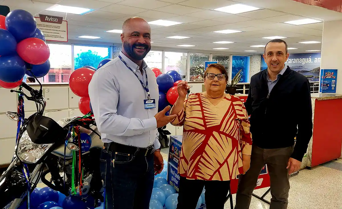 Moradora de Paranaguá ganha moto da Promoção 50 Anos Premiado Condor