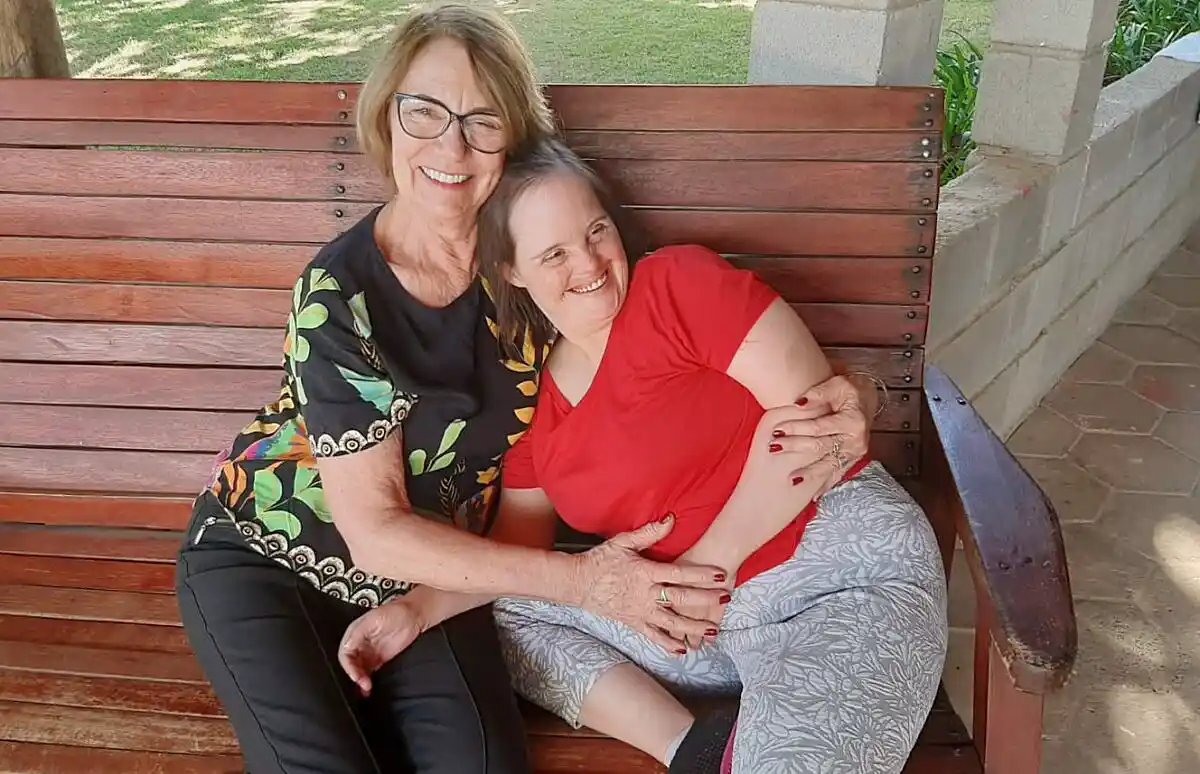 Mãe lança livro contando experiência de criar uma filha com síndrome de Down e autismo severo