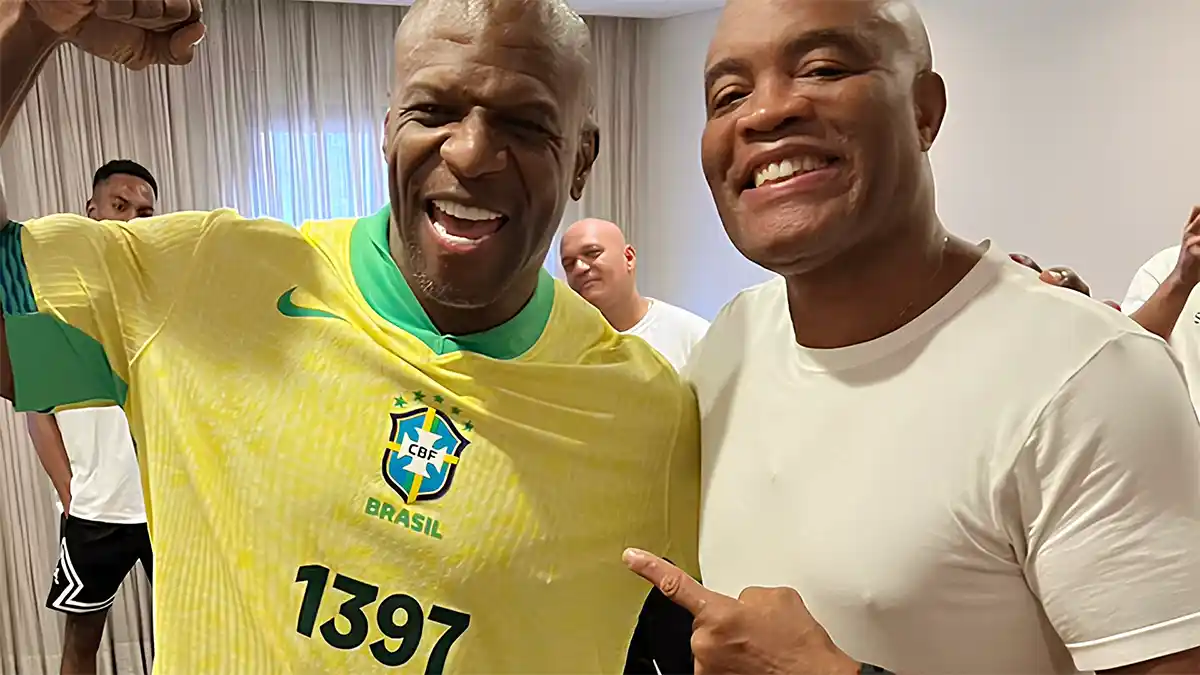Terry Crews chega ao Brasil para o Spaten Fight Night e recebe presentes especiais de Anderson Silva
