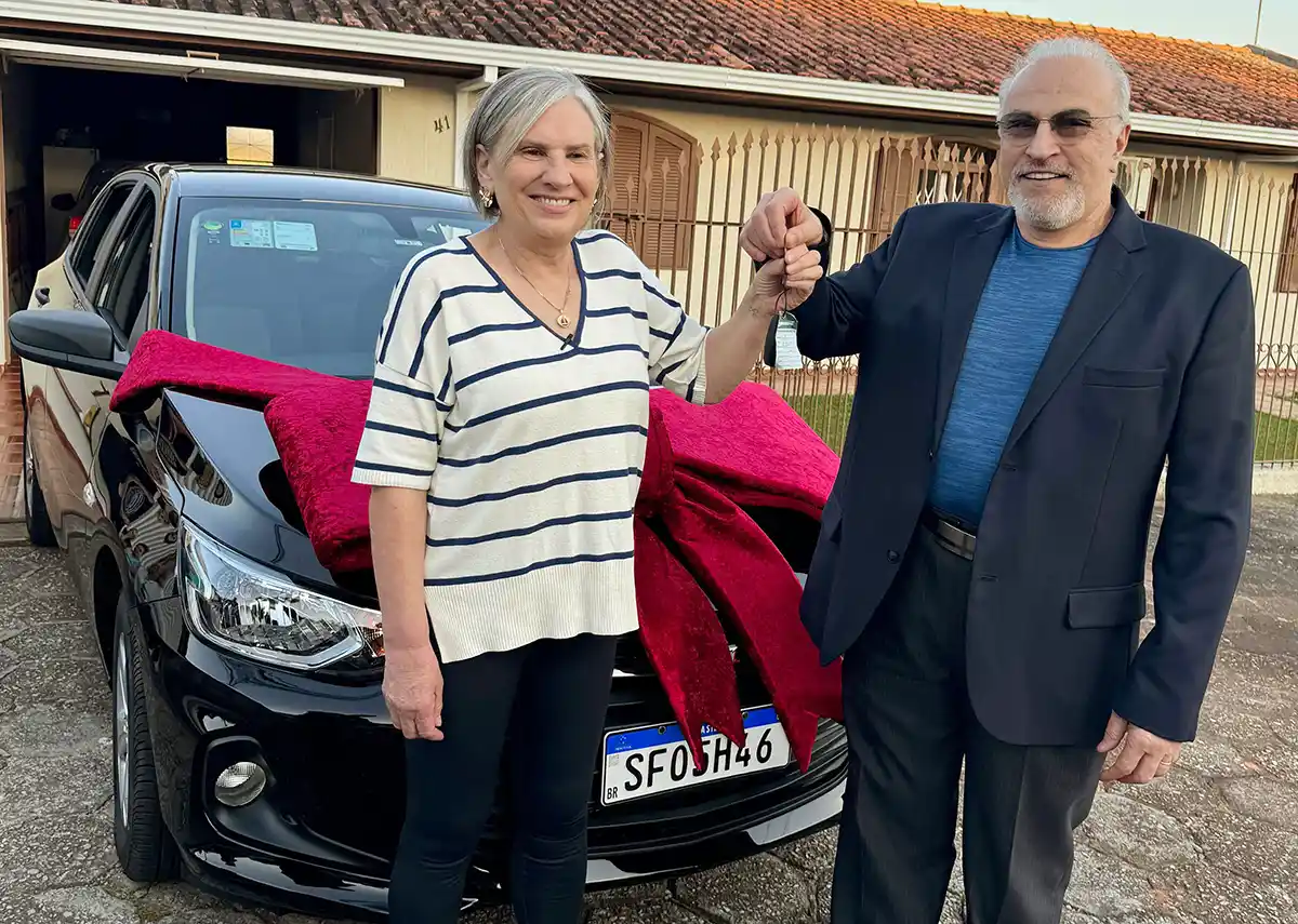 Moradora de Araucária ganha carro zero km diretamente das mãos do presidente do Condor