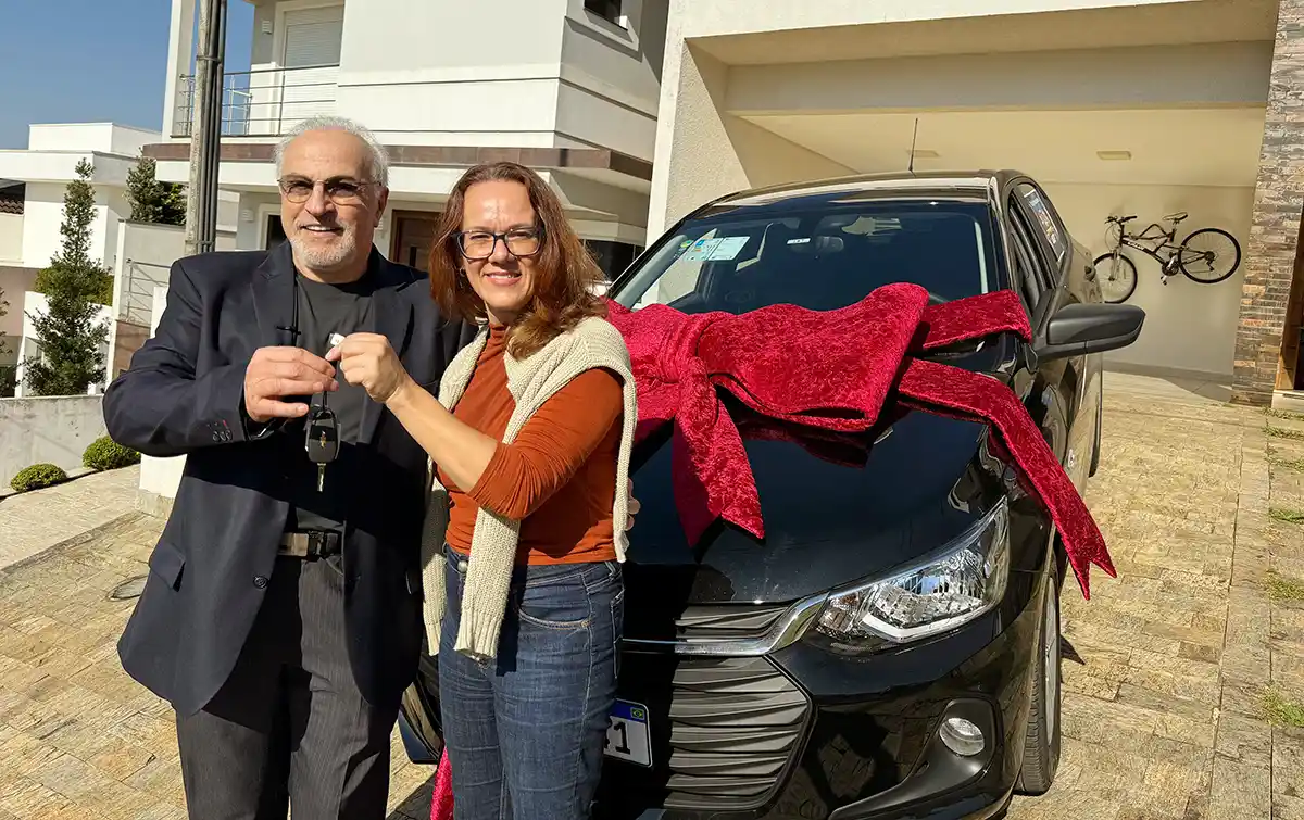 Ponta-grossense recebe carro zero das mãos do presidente do Condor