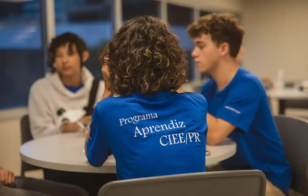 Dia do Estudante: quase 4 mil vagas abertas para estágio e jovens aprendizes no Paraná