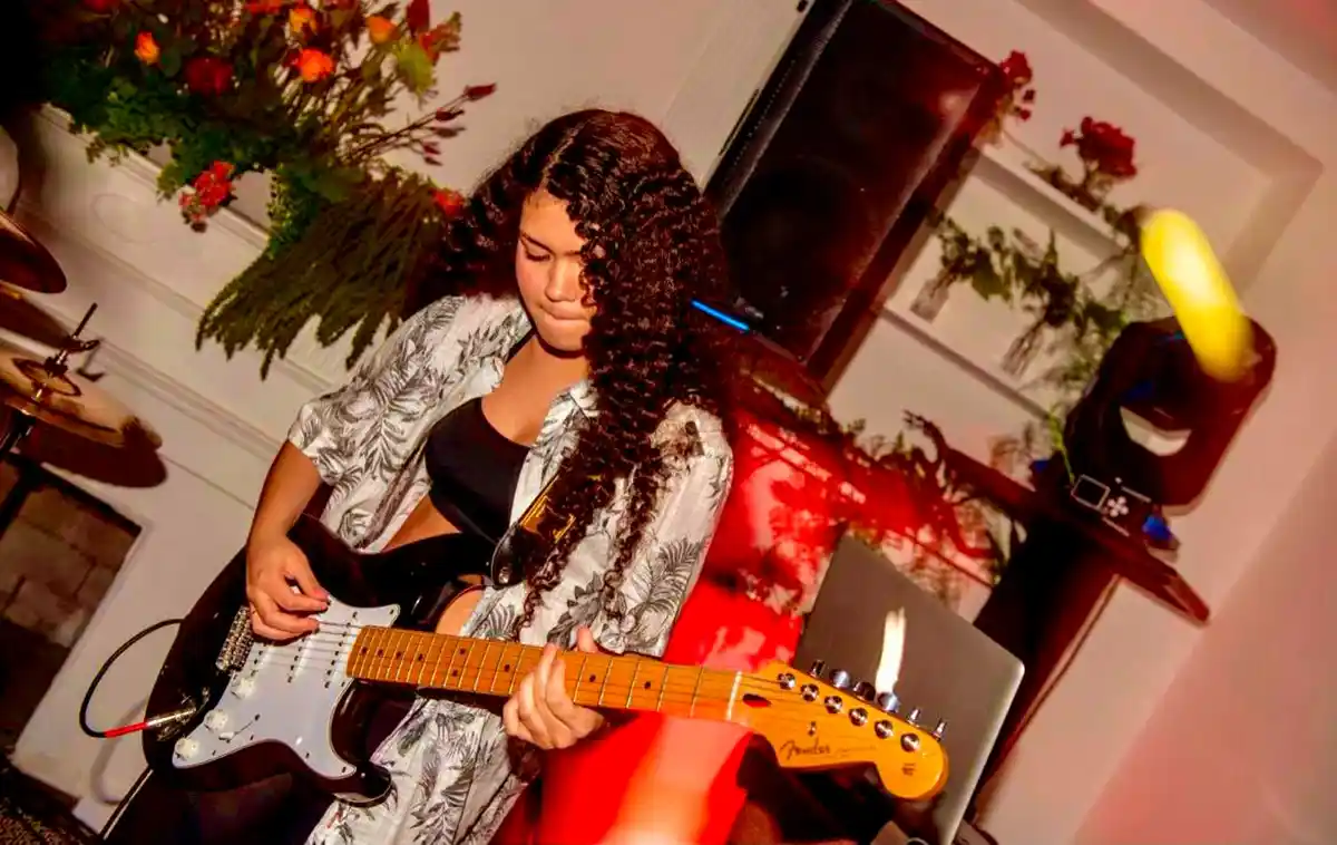 Solos de ‘November Rain’, ‘Highway Star’, ‘Stairway To Heaven’, ‘Beat It’ e ‘Bohemian Rhapsody’ ganham nova interpretação na guitarra de Gabi Anias
