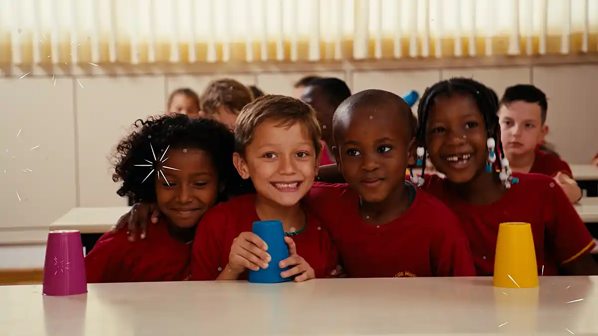 "A Escola de Ensino Fenomenal II": curta-metragem revela o fascínio das crianças com jogo de ritmo e criatividade