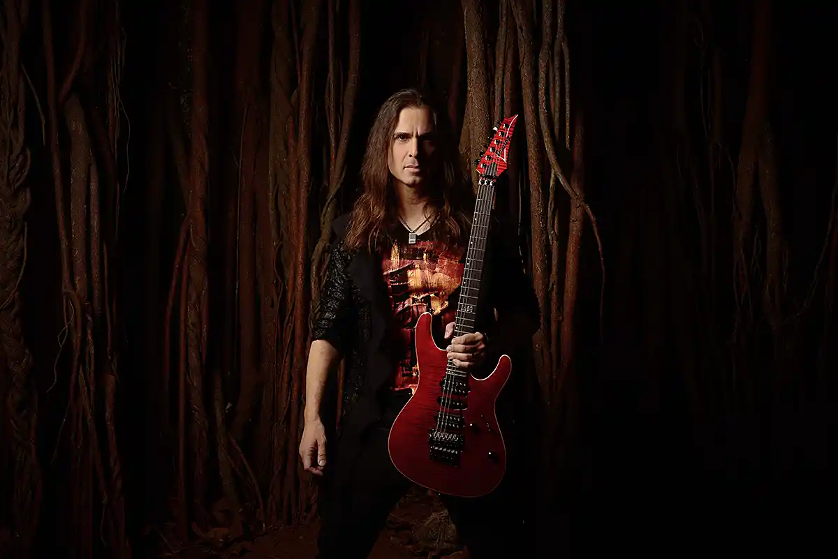 Kiko Loureiro lança "Mind Rise", segundo single de novo álbum solo Kiko Loureiro lança "Mind Rise", segundo single de novo álbum solo