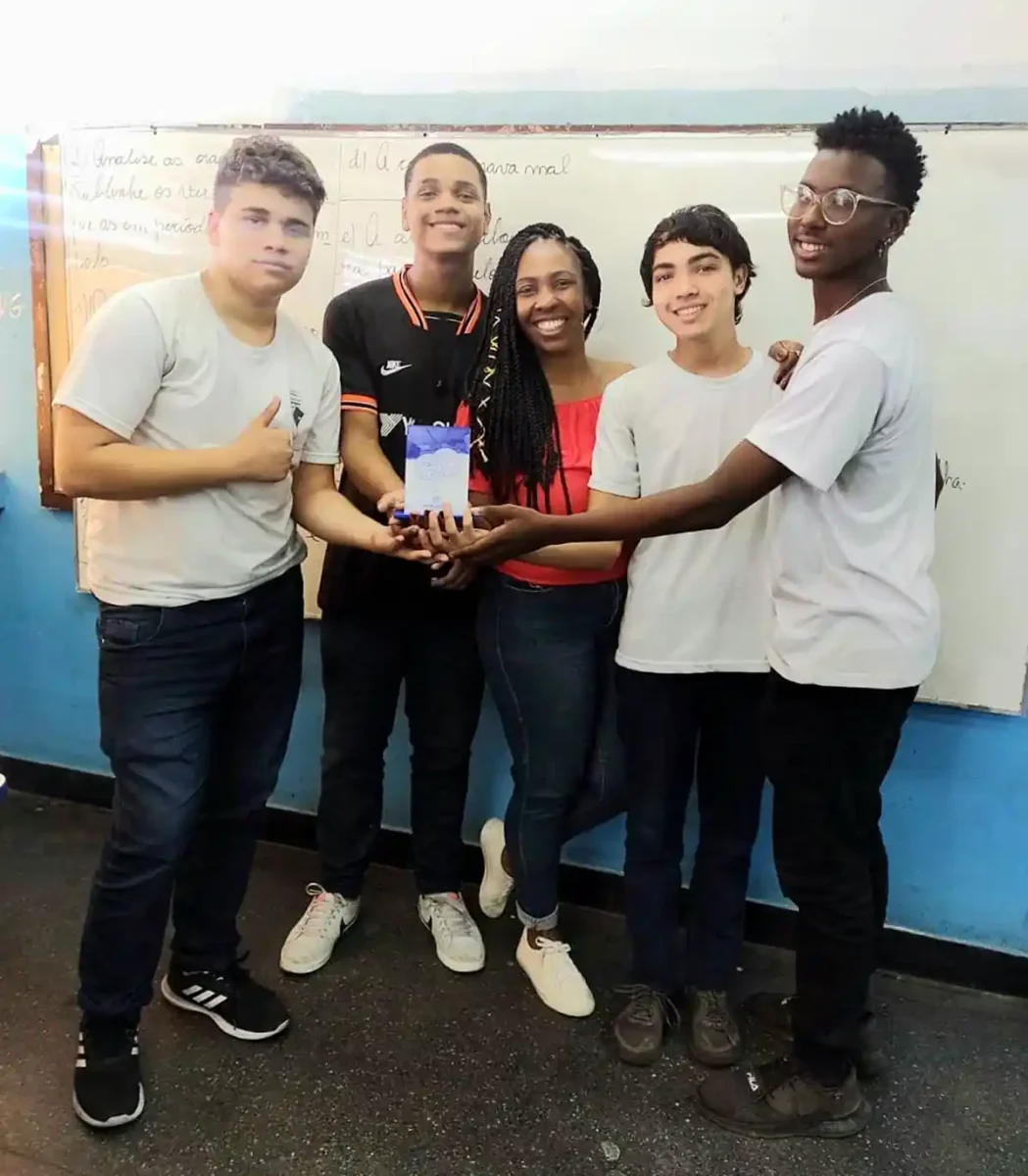 Educadora de escola pública é eleita "Professora do Ano" com projeto de valorização da diversidade étnico-racial brasileira Educadora de escola pública é eleita "Professora do Ano" com projeto de valorização da diversidade étnico-racial brasileira