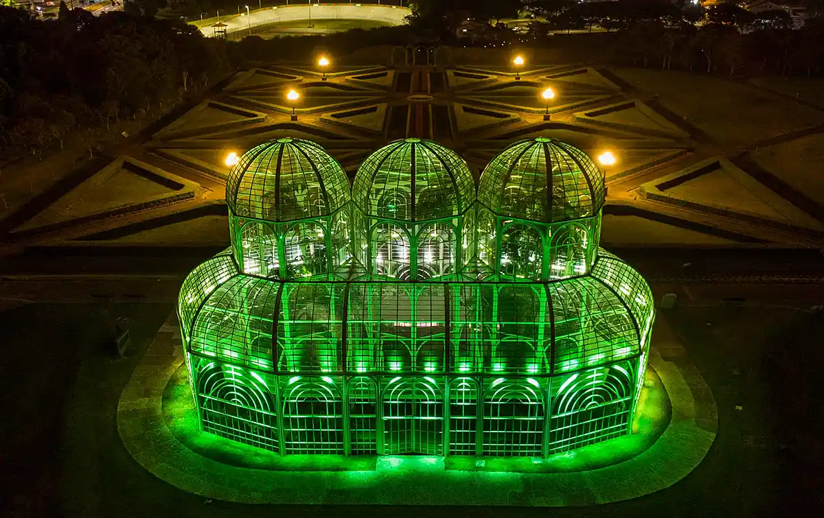 Jantar, palestras e iluminação em pontos turísticos homenageiam biomédicos paranaenses