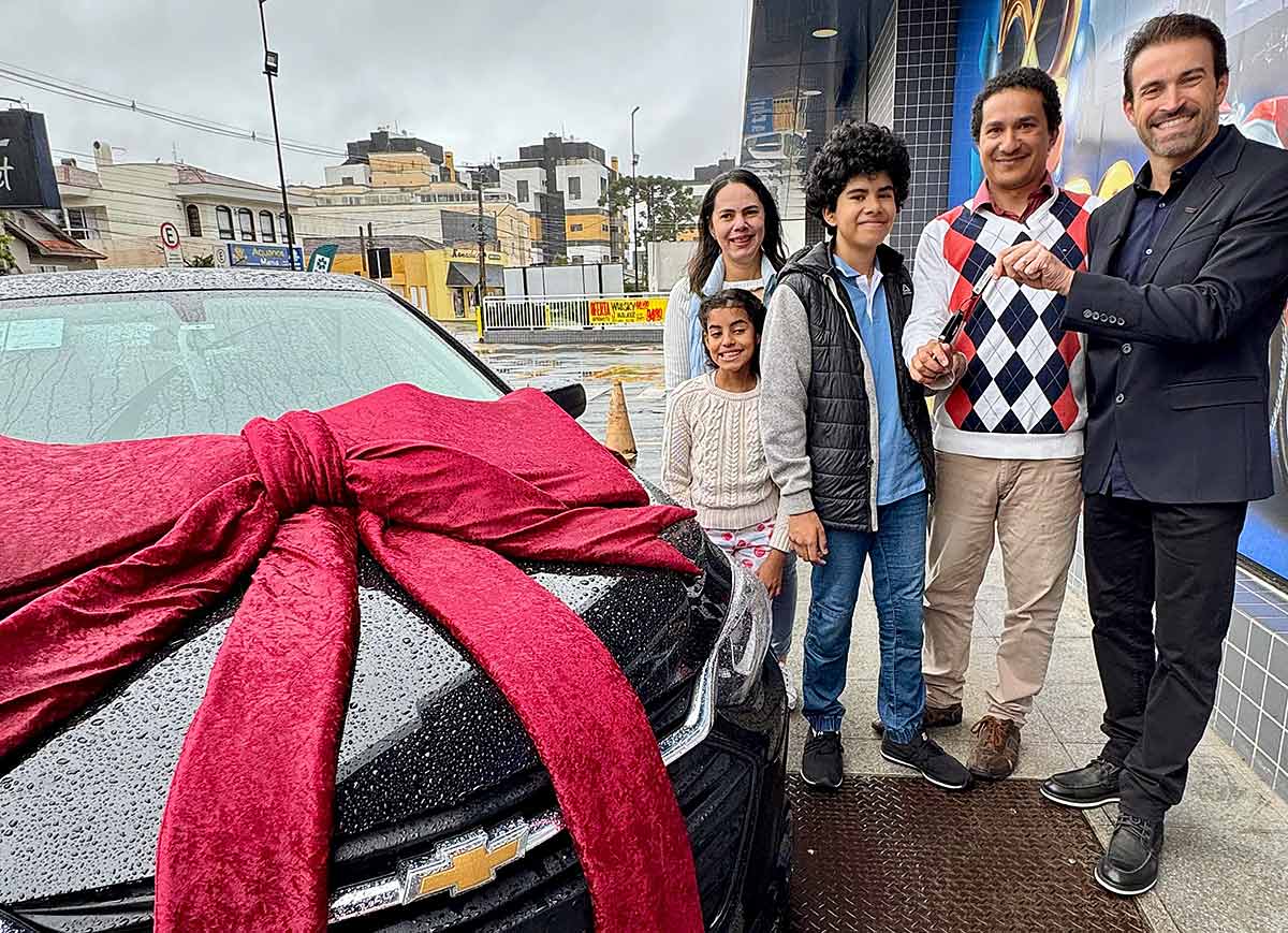 Ganhador de carro em sorteio do Condor já vai viajar com a família no fim de ano