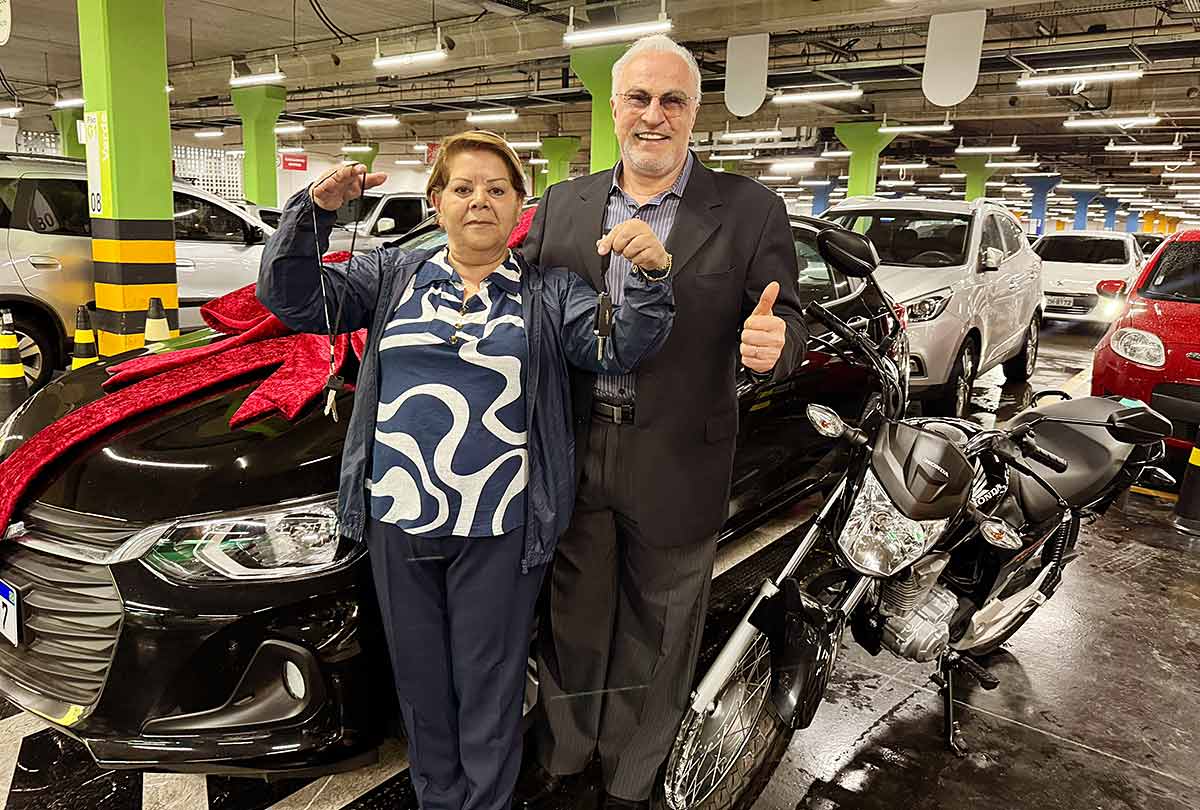 Aposentada tem sorte dupla e ganha carro e moto na campanha 50 Anos Premiado Condor