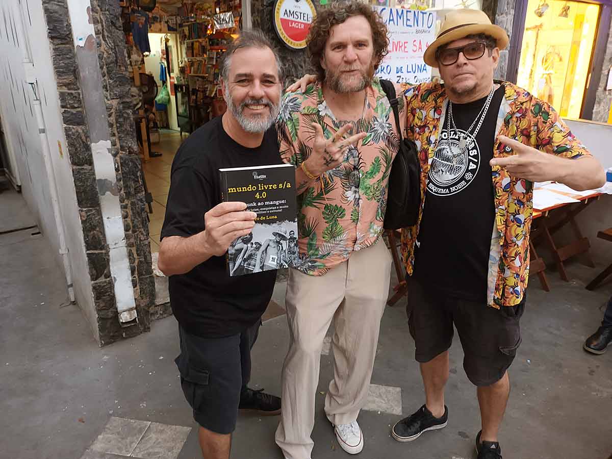 Lançamento do livro de 40 anos do mundo livre s/a na sexta-feira 20 de dezembro no Batel, em Curitiba