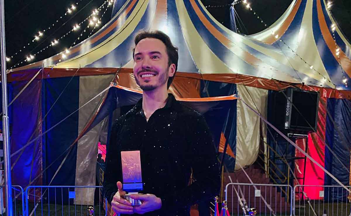Maicon Clenk recebe prêmio como Melhor Ilusionista no Troféu Picadeiro 2024, um dos mais importantes do segmento circense do Brasil