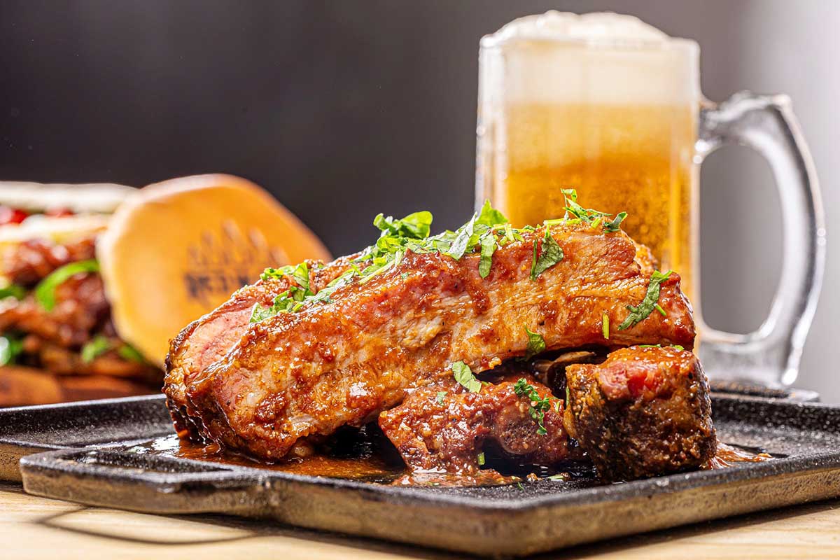 Redwood Burger & Grill celebra o Carnaval com chope em dobro em todo período de funcionamento Redwood Burger & Grill celebra o Carnaval com chope em dobro em todo período de funcionamento