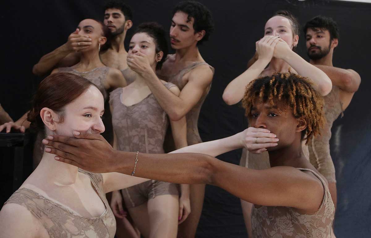 Curitiba Cia de Dança apresenta três de seus aclamados espetáculos de forma gratuita em comemoração aos seus 10 anos de trajetória Curitiba Cia de Dança apresenta três de seus aclamados espetáculos de forma gratuita em comemoração aos seus 10 anos de trajetória