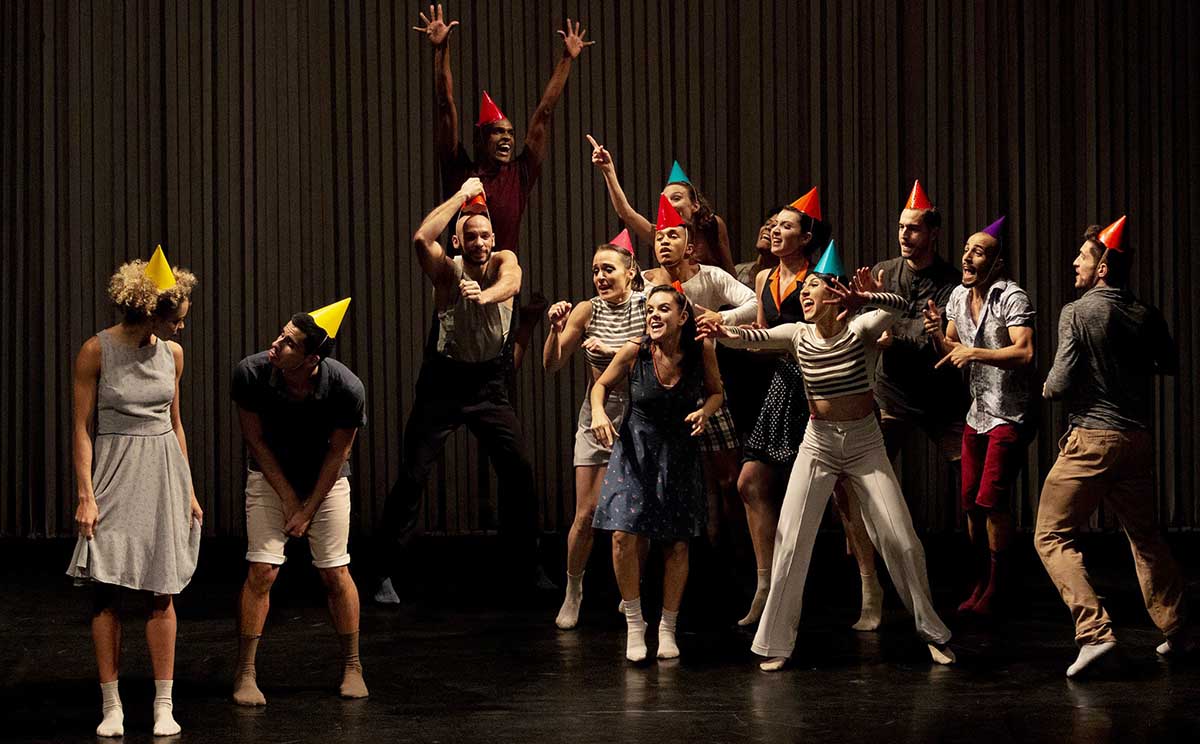 Curitiba Cia de Dança apresenta três de seus aclamados espetáculos de forma gratuita em comemoração aos seus 10 anos de trajetória Curitiba Cia de Dança apresenta três de seus aclamados espetáculos de forma gratuita em comemoração aos seus 10 anos de trajetória