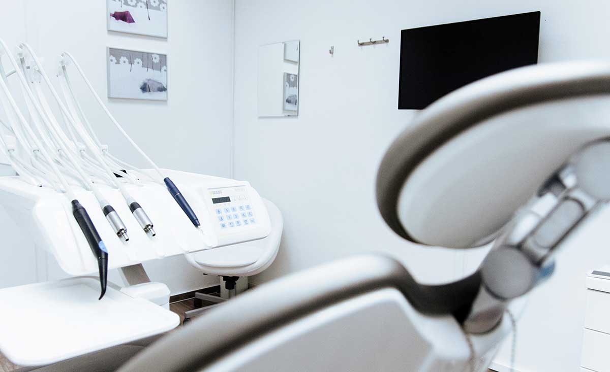 Dentistas buscam autonomia financeira na própria clínica Dentistas buscam autonomia financeira na própria clínica