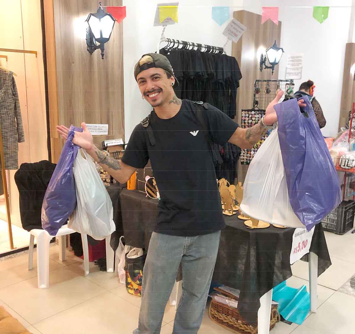 Encontro de Brechós Saí do Armário Mistura Moda Sustentável, Cultura Pop, Brinquedos Nostálgicos e o famoso Morango do Amor Encontro de Brechós Saí do Armário Mistura Moda Sustentável, Cultura Pop, Brinquedos Nostálgicos e o famoso Morango do Amor