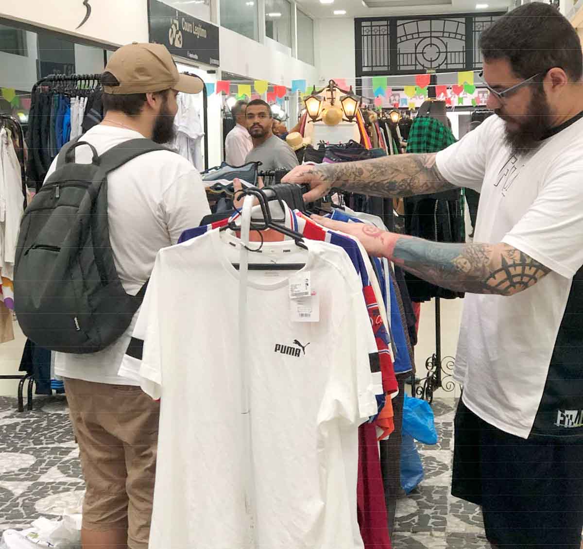 Encontro de Brechós Saí do Armário Mistura Moda Sustentável, Cultura Pop, Brinquedos Nostálgicos e o famoso Morango do Amor Encontro de Brechós Saí do Armário Mistura Moda Sustentável, Cultura Pop, Brinquedos Nostálgicos e o famoso Morango do Amor