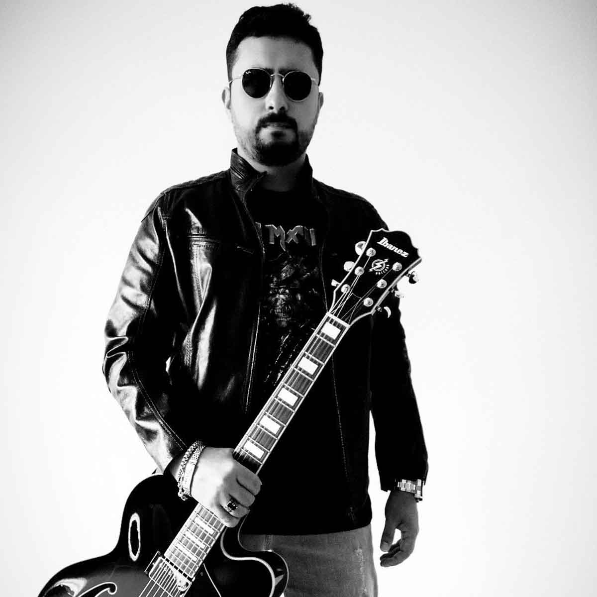 Marcos Mira lança álbum de estreia com participações de grandes nomes do rock Marcos Mira lança álbum de estreia com participações de grandes nomes do rock