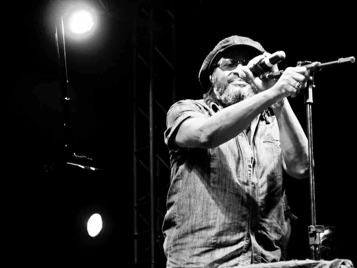 Com abertura da banda Djambi, Edson Gomes, ícone do reggae nacional, se apresenta em Curitiba pela primeira vez Com abertura da banda Djambi, Edson Gomes, ícone do reggae nacional, se apresenta em Curitiba pela primeira vez