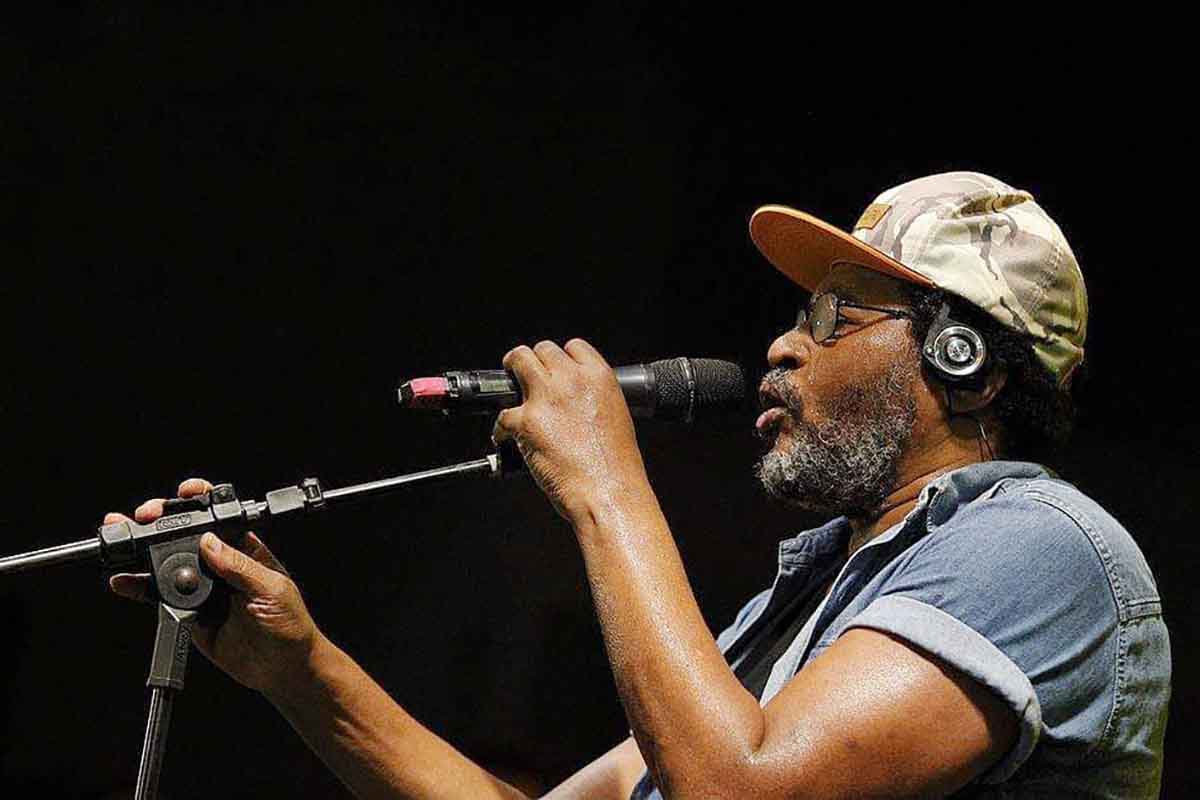 Com abertura da banda Djambi, Edson Gomes, ícone do reggae nacional, se apresenta em Curitiba pela primeira vez Com abertura da banda Djambi, Edson Gomes, ícone do reggae nacional, se apresenta em Curitiba pela primeira vez