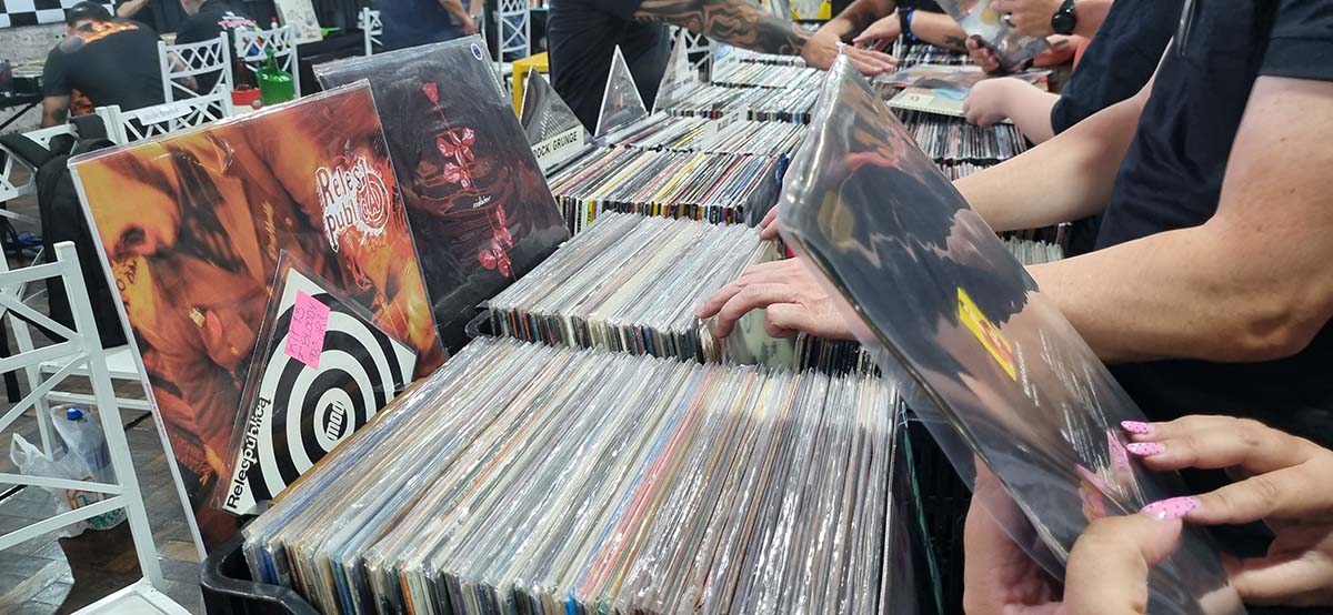 Vinil com futebol: 3ª Feira CWB Vinil Project prepara edição comemorativa da Copa do Mundo