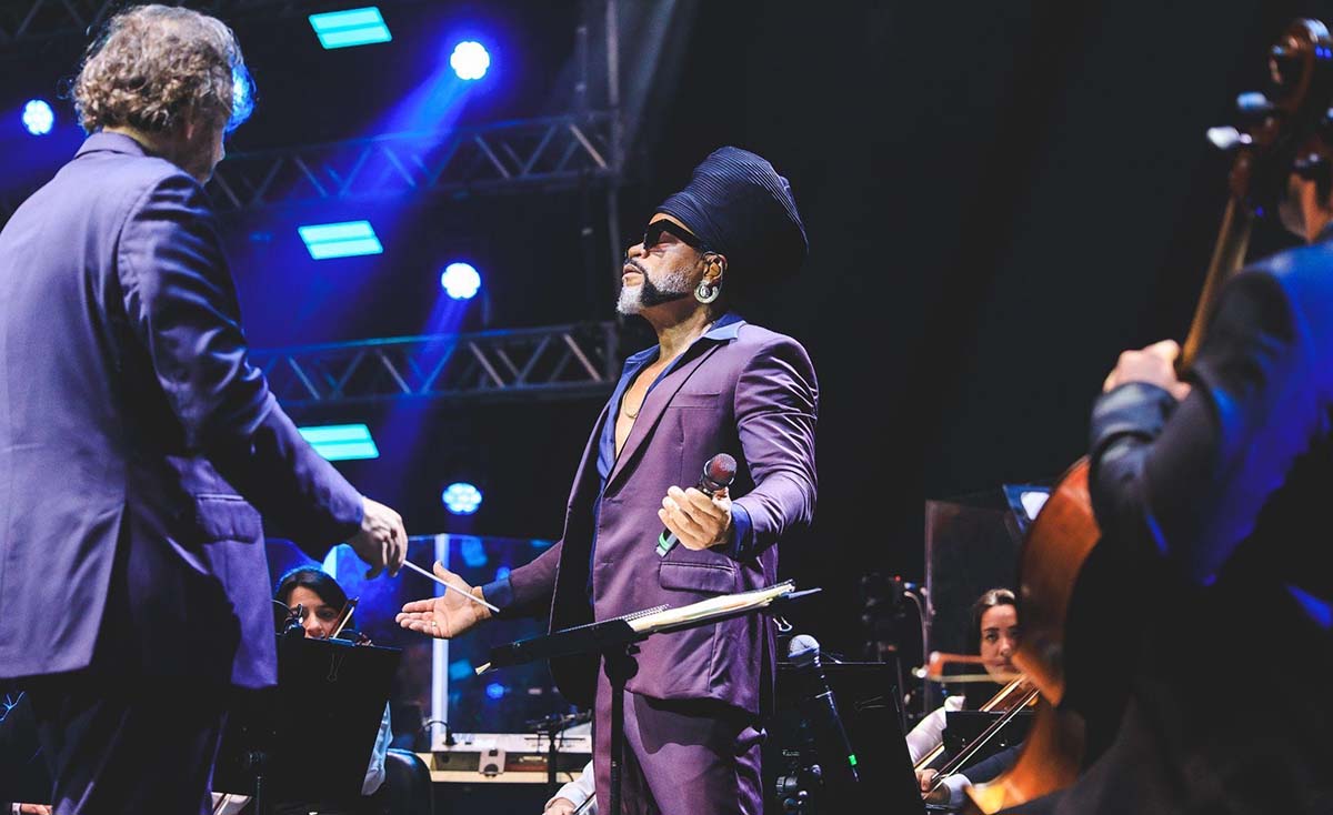 Carlinhos Brown e Orquestra Ouro Preto celebram parceria no álbum “Afrossinfonicidade”