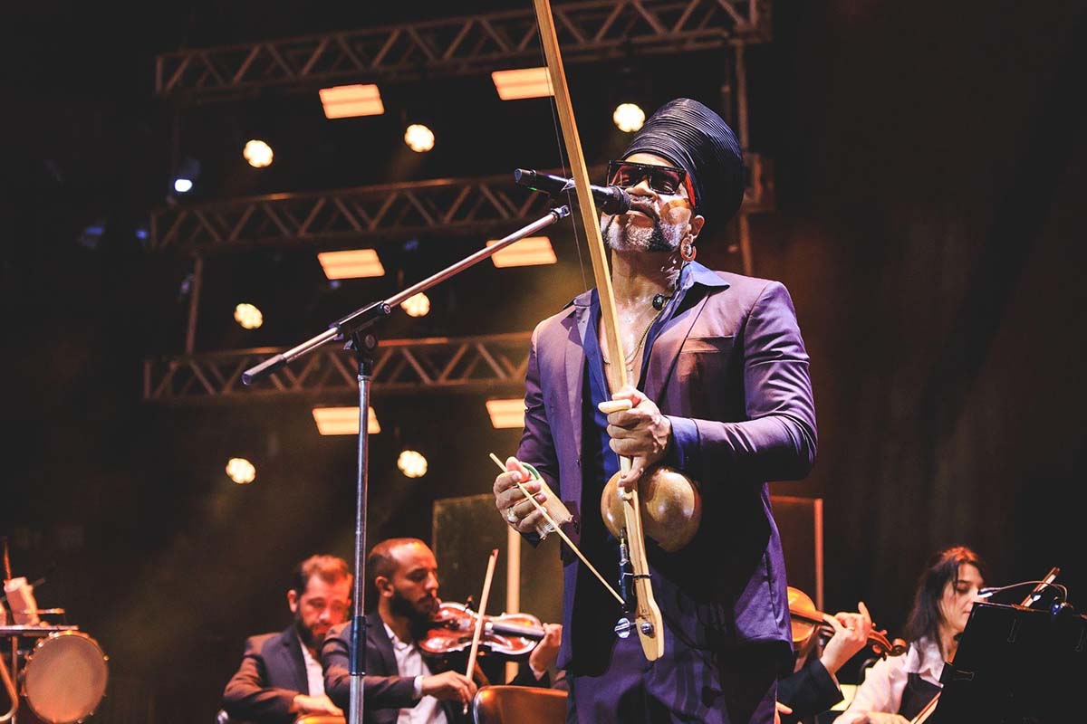 Carlinhos Brown e Orquestra Ouro Preto celebram parceria no álbum "Afrossinfonicidade" Carlinhos Brown e Orquestra Ouro Preto celebram parceria no álbum "Afrossinfonicidade"
