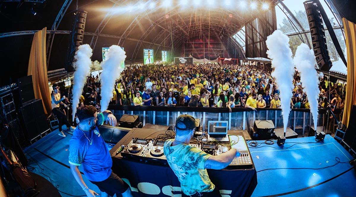 Estreia do Brasil na Copa do Mundo movimenta Curitiba com shows, chope grátis e promoções especiais Estreia do Brasil na Copa do Mundo movimenta Curitiba com shows, chope grátis e promoções especiais