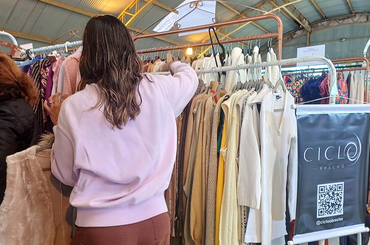 Bazar vende roupas de inverno a partir de R$ 10; tem jaqueta de grife famosa Bazar vende roupas de inverno a partir de R$ 10; tem jaqueta de grife famosa