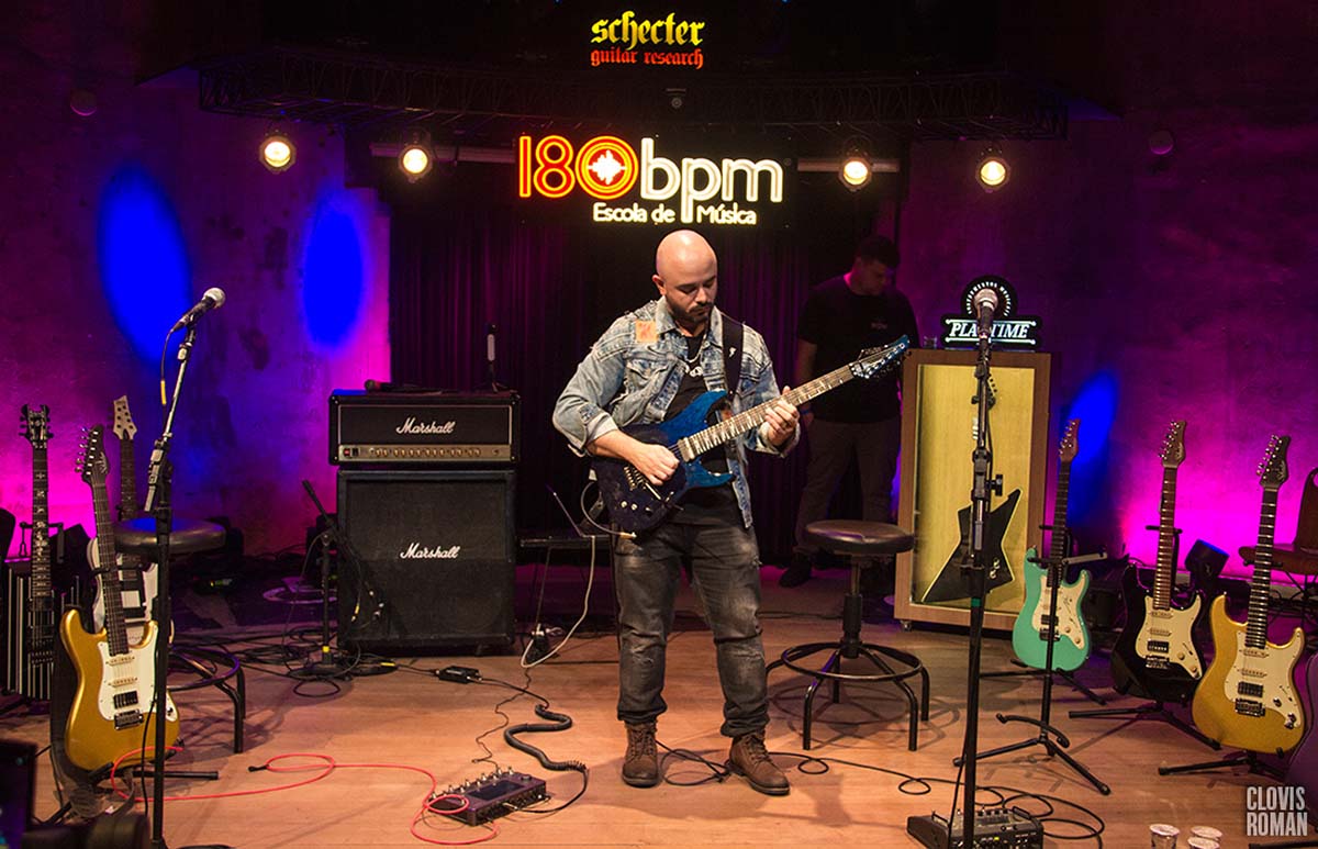 Escola de Música 180bpm realiza evento da Schecter Guitars com o músico Cacá Barros